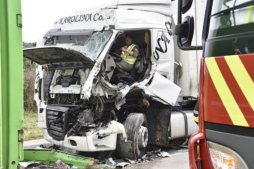 Mega-Stau am Irschenberg: Zwei Lkw krachten am Freitagvormittag ineinander &ndash; die Bilder vom Rettungseinsatz.