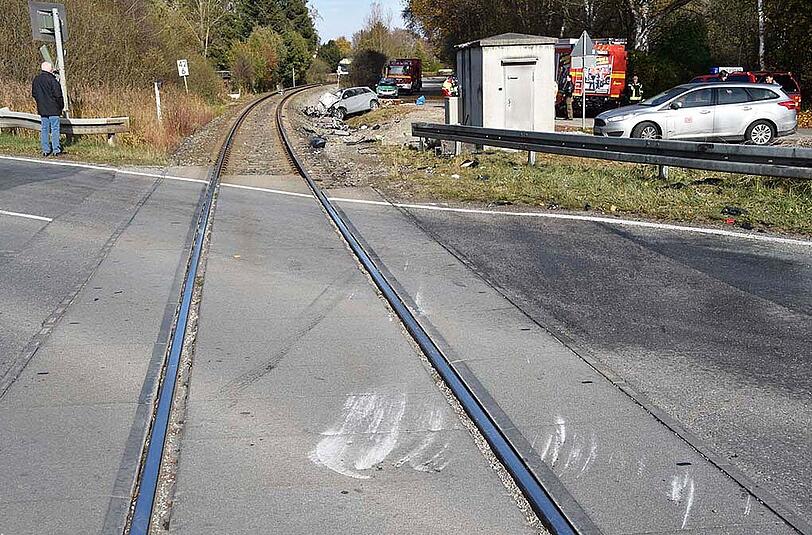Der Regionalzug rammte den Wagen, als dieser gerade die Gleise überquerte. Beide Insassen starben noch am Unfallort.