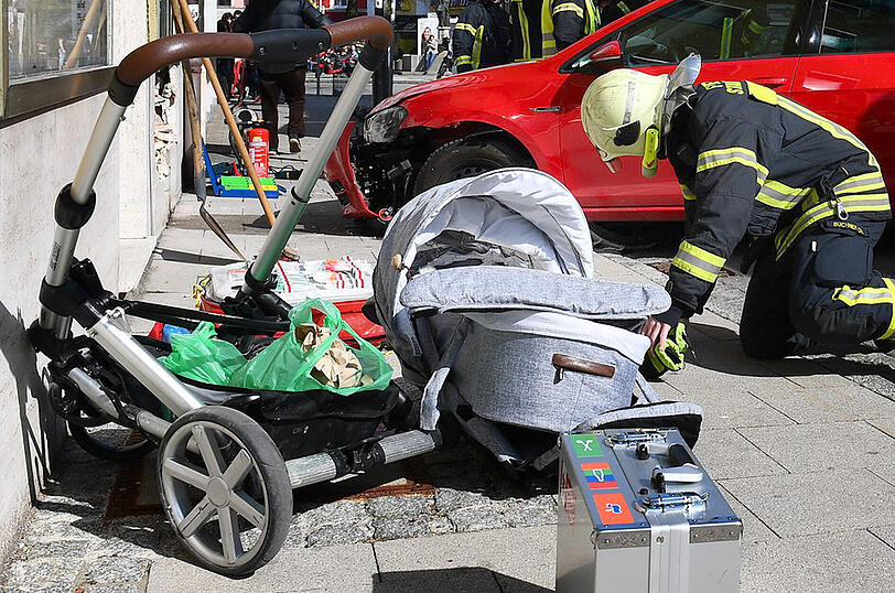 Schrecklicher Unfall in Traunstein: Ein Golf erfasst einen Kinderwagen. Das sechs Monate alte Kind wird verletzt.
