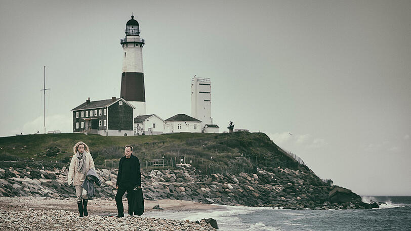 Sie (Nina Hoss) ist allein, er (Stellan Skarsgaard) verheiratet, beide fühlen sich nicht frei. Ob der Befreiungsschritt durch eine gemeinsame "Rückkehr nach Montauk" am Atlantik gelingt?