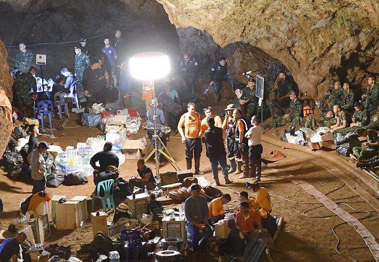 Suchmannschaften in der Höhle.