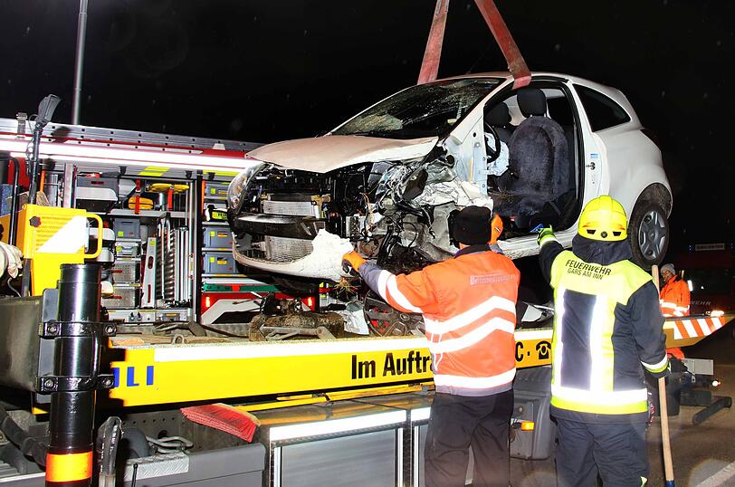 Auf der Staatsstraße 2353 im Landkreis Mühldorf sind ein Ford und ein Skoda beinahe frontal zusammengeprallt.