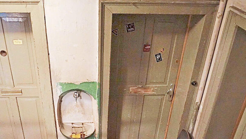 Einige Wohnungen haben kein fließend Wasser, das Waschbecken befindet sich dann im Gang. Einige Wohnungen haben kein fließend Wasser, das Waschbecken befindet sich dann im Gang.