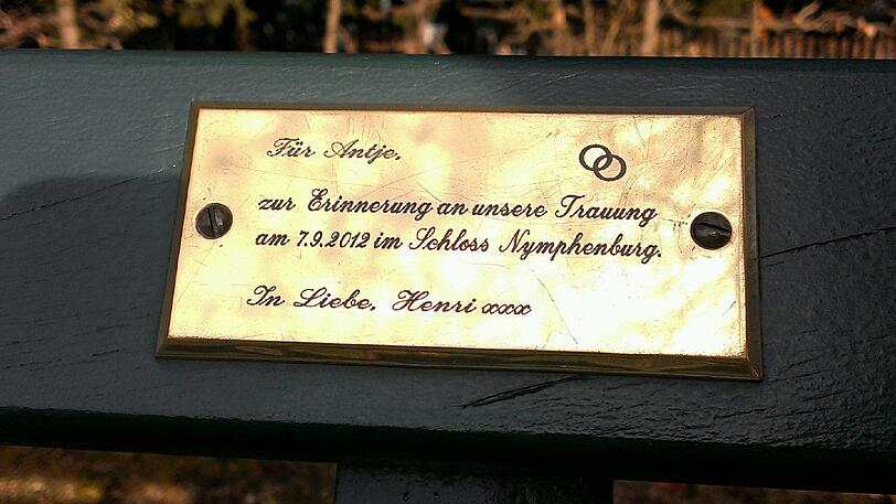 Im Englischen Garten und Nymphenburger Schlosspark haben Münchner tausende Plaketten mit Widmungen auf Parkbänken angebracht.
