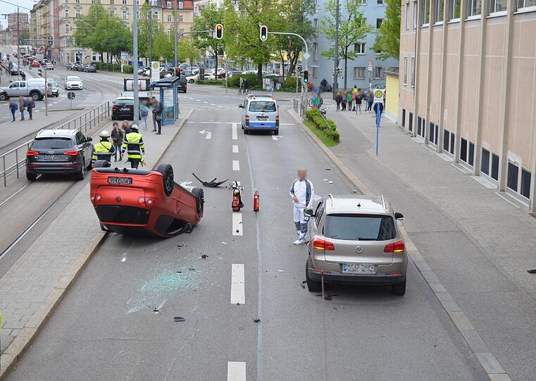 Weil ihm ein Autofahrer verbotenerweise entgegenkam, landete er Golf auf dem Dach.