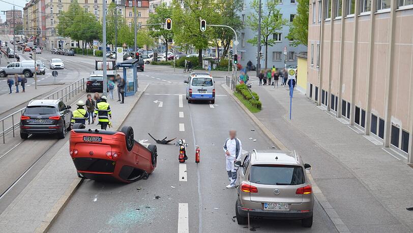 Weil ihm ein Autofahrer verbotenerweise entgegenkam, landete er Golf auf dem Dach. Weil ihm ein Autofahrer verbotenerweise entgegenkam, landete er Golf auf dem Dach.
