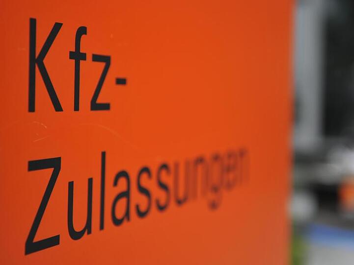 Ein Schild mit der Aufschrift "KFZ-Zulassungen". Foto: picture alliance / dpa/Archivbild