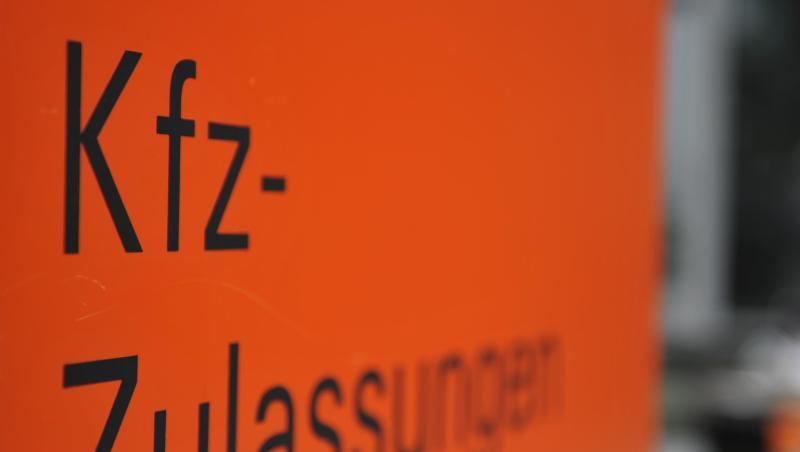 Ein Schild mit der Aufschrift "KFZ-Zulassungen". Foto: picture alliance / dpa/Archivbild