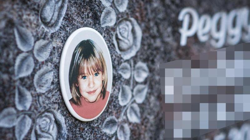 Ein Gedenkstein mit dem Porträt des Mädchens Peggy auf dem Friedhof in Nordhalben (Bayern).