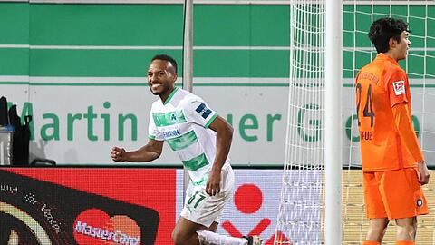 Der Fürther Julian Green (l) jubelt über seinen Treffer zum 3:0 im Spiel gegen Aue.