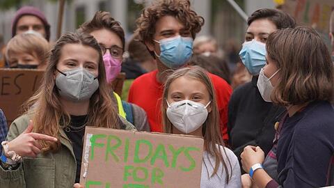 Greta Thunberg nimmt in Berlin am Klimaprotest teil.