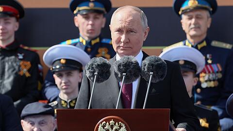 Der russische Präsident Wladimir Putin hält eine Rede am Jahrestag des sowjetischen Sieges über Nazi-Deutschland.
