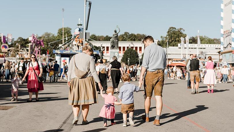 Die Wiesn macht auch mit Kindern Spaß. Vor allem am Familientag dienstags, wenn die Preise für Familien günstiger sind. Und täglich an einem speziellen Ort auf der Theresienwiesen: am "Familienplatzl".