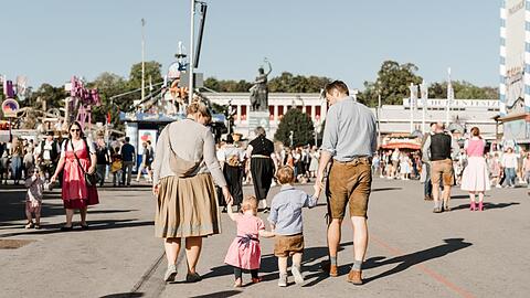 Die Wiesn macht auch mit Kindern Spaß. Vor allem am Familientag dienstags, wenn die Preise für Familien günstiger sind. Und täglich an einem speziellen Ort auf der Theresienwiesen: am "Familienplatzl".