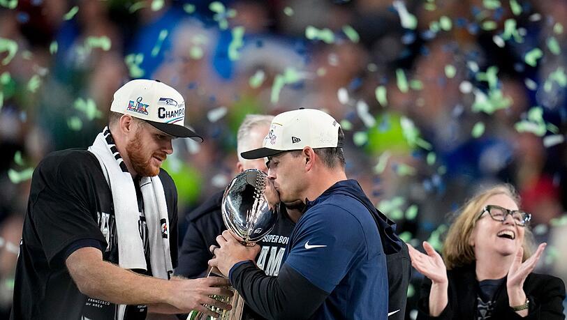 Seattles Quarterback Sam Darnold (l) und Coach Mike MacDonald feiern den Super-Bowl-Triumph.