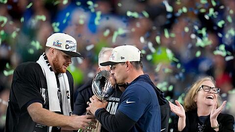 Seattles Quarterback Sam Darnold (l) und Coach Mike MacDonald feiern den Super-Bowl-Triumph.