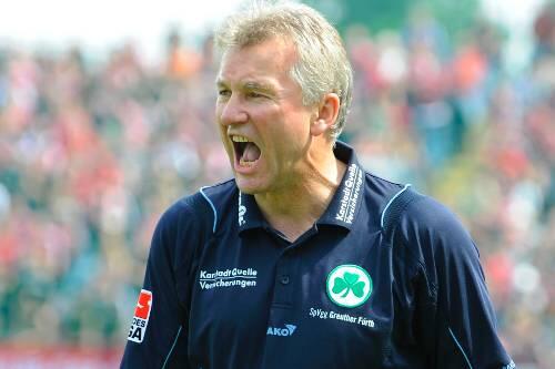 Fünf Treffer gegen Mainz? Damit hat Fürths Trainer Benno Möhlmann (gr. Foto) seine Stürmer Sami Allagui und Stefan Reisinger schön unter Druck gesetzt.