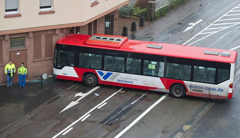 Unfall in Weinheim: Ein Linienbus ist in eine Häuserfront gerauscht. Sechs Personen wurden dabei verletzt.