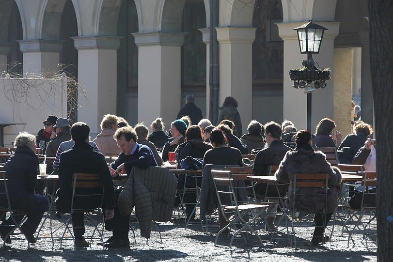 Frühlingserwachen in München - schon jetzt freuen sich viele auf's warme Wochenende und den Biergarten. Sehen Sie hier die ersten Frühlingsbilderbilder aus der Weltstadt mit Herz...