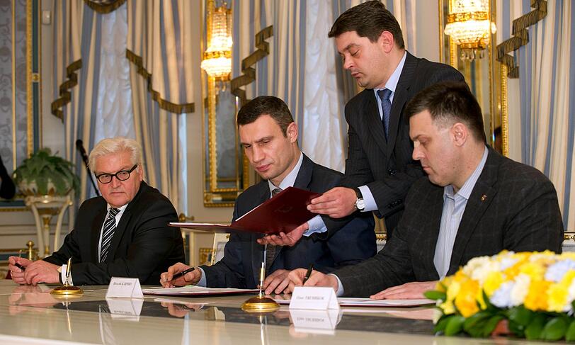 Die Sitzordnung sah dann so aus: Bundesaußenminister Frank-Walter Steinmeier (links), Oppositionspolitiker Vitali Klitschko (Mitte) und Oppositionspolitiker Oleg Tjagnibok (rechts) im Präsidentenpalast in Kiew.