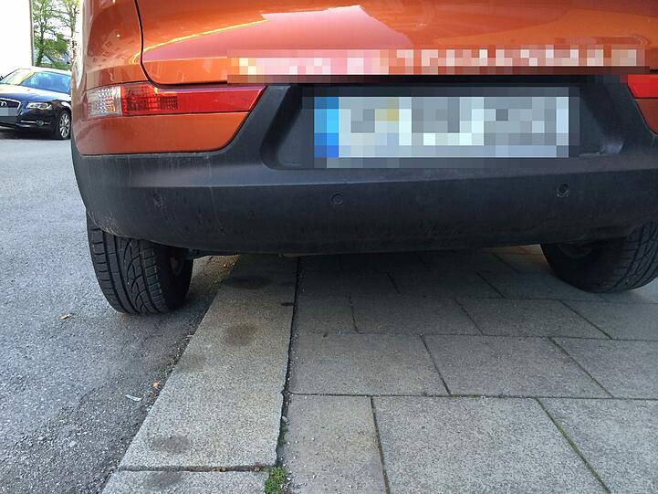 Gerade, dass das äußere Rad noch auf der Straße steht. Milimetergenau stellt sich der Fahrer dieses Wagens auf den Gehweg.