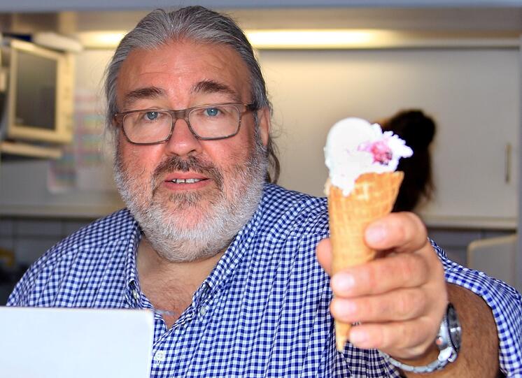 Frerk Veen, Chef der "Kleinen Borkumer Eiskonditorei", hat den Sponsoren-Preis bei der "Eis-Weltmeisterschaft" in Rimini gewonnen.
