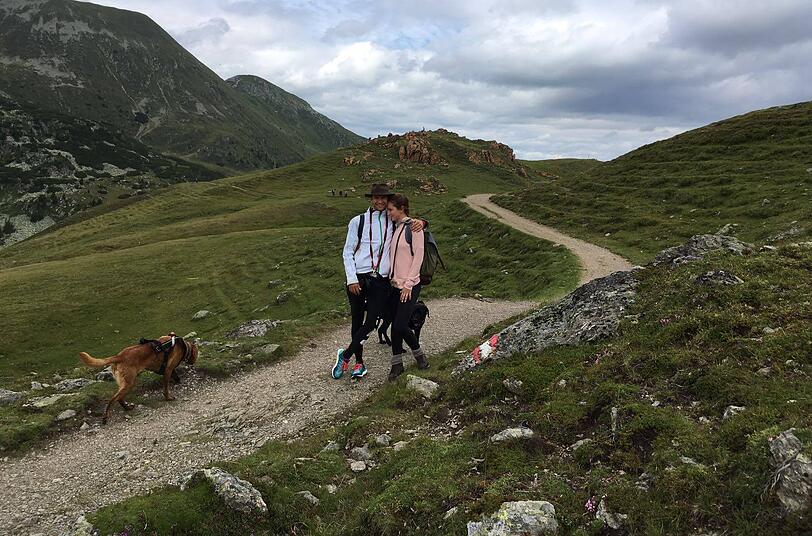 Thomas Müller und seine Ehefrau Lisa genießen ihre freien Tage in der Natur in Bayern.