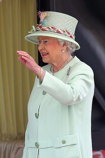Queen Elizabeth II. wird am 21. April 92 Jahre alt und ist bekannt für ihren bunten Look.