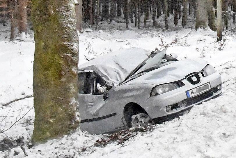 Wie durch ein Wunder blieb die Fahrerin dieses Wracks von größeren Verletzungen verschont.