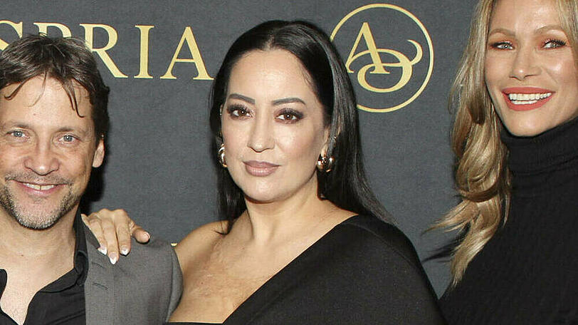 Miyabi Kawai bei der Bond-Party am Samstag in Hamburg - hier posierte sie neben Patrick Bach und Yasmina Filali.