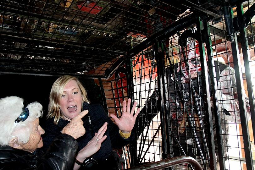 Altersmäßig steckt sie den Zombie sowieso locker in die Tasche.
