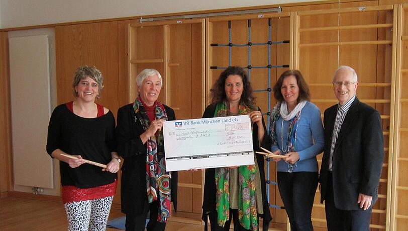 V. l.: Lisa Rebhan, Bewegungs- und Entspannungpädagogin, Wiltrud Keitlinghaus von Kiwanis Club München e.V., Barbara Mock, Kindergartenleitung, Ulrike Weber, Motopädagogin, Eike Lehman fon Kiwanis Club München e.V. V. l.: Lisa Rebhan, Bewegungs- und Entspannungpädagogin, Wiltrud Keitlinghaus von Kiwanis Club München e.V., Barbara Mock, Kindergartenleitung, Ulrike Weber, Motopädagogin, Eike Lehman fon Kiwanis Club München e.V.