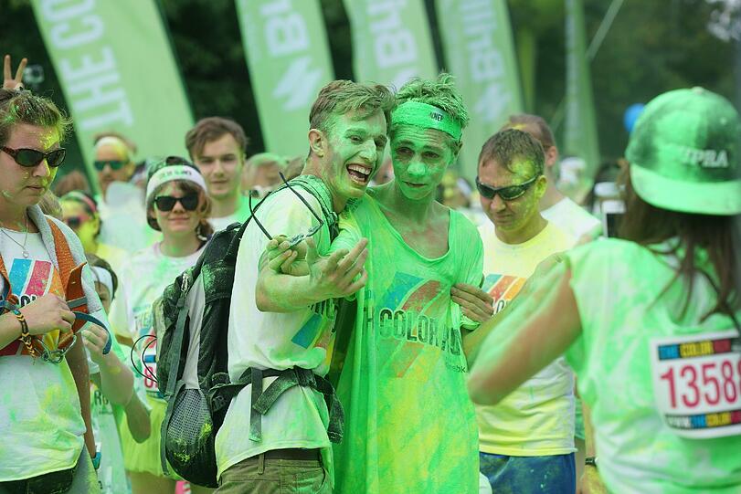 Der Color Run soll vor allem dazu animieren, sich zu bewegen. Und das taten die Farbbeutelschmeißer am Sonntag bis zum Umfallen. Die Bilder...