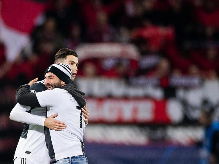 Ein Juve-Fan schaffte es als Flitzer auf's Feld, um Superstar Cristiano Ronaldo zu huldigen.