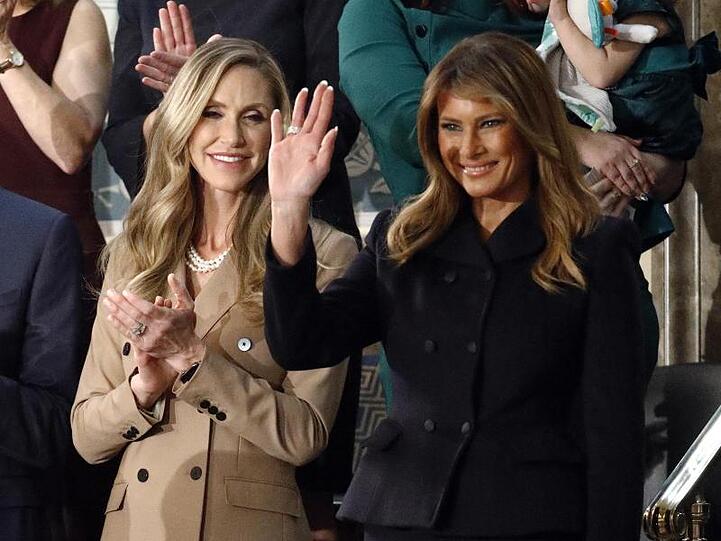 First Lady Melania Trump (r) trifft im Kongress ein, bevor ihr Ehemann seine Rede hält.