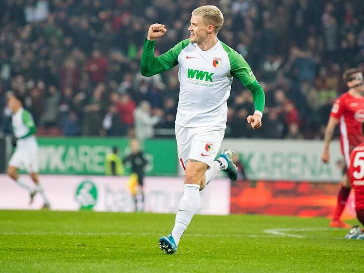Philipp Max vom FC Augsburg jubelt nach seinem Tor zum 1:0. Foto: Tom Weller/dpa