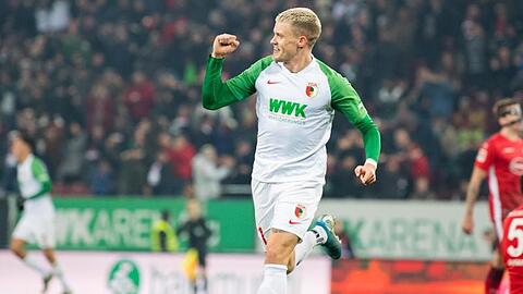 Philipp Max vom FC Augsburg jubelt nach seinem Tor zum 1:0. Foto: Tom Weller/dpa