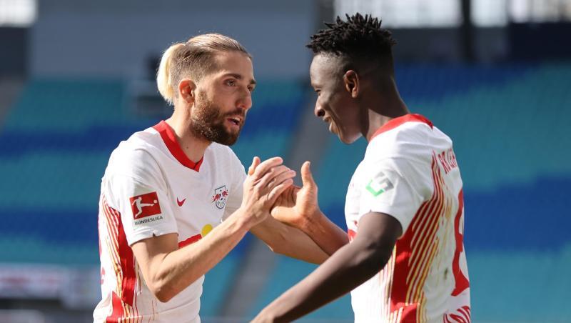 Amadou Haidara (r) bejubelt sein Tor zum 1:0 gegen den VfB Stuttgart mit Kevin Kampl.