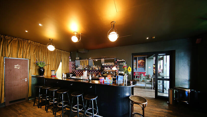 Die Einrichtung ist kreativ, aber schlicht. Das Rio-Kino nebenan ist durch eine Tür direkt mit der Bar verbunden.