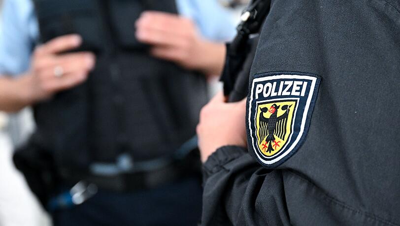 Ein 36 Jahre alter Mann hat in einem Zug von München nach Nürnberg randaliert und einen Zugbegleiter angegriffen (Symbolbild).