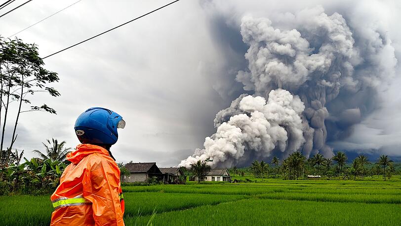 Die Aschesäule ist weithin zu sehen.