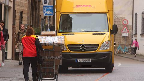 Mehr als 90 Pakete bestellt jeder M&uuml;nchner Haushalt pro Jahr im Schnitt. Nur ist es f&uuml;r Lieferfahrzeuge oft schwer, einen Parkplatz zu finden.