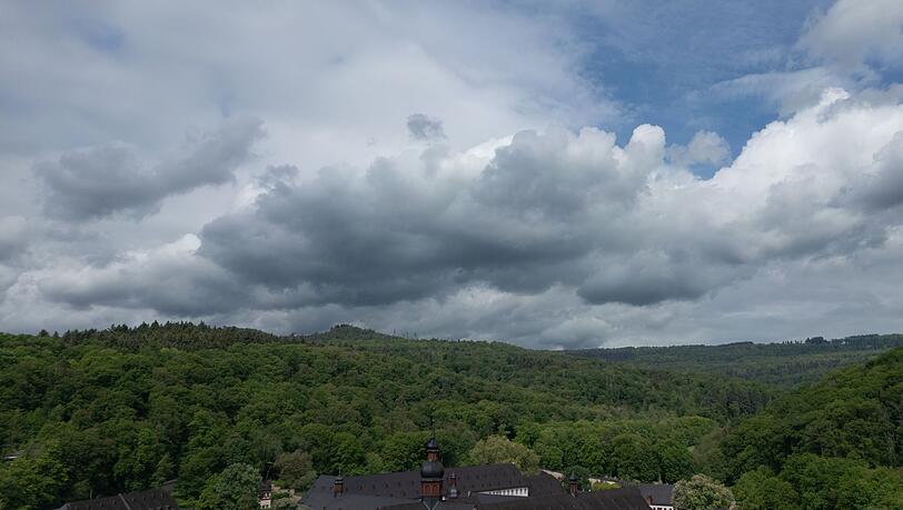 Dunkle Wolken k&ouml;nnen heute Gewitter und Starkregen bringen.