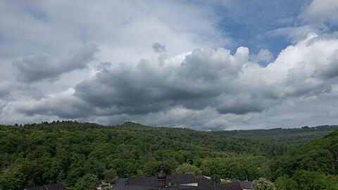 Dunkle Wolken k&ouml;nnen heute Gewitter und Starkregen bringen.