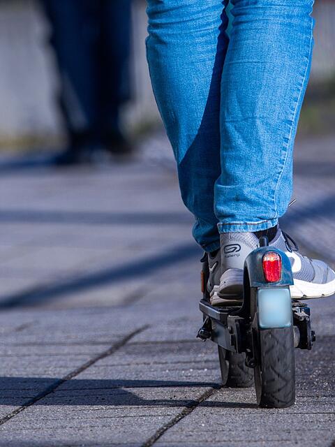 Eine 19-j&auml;hrige E-Scooter-Fahrerin aus M&uuml;nchen wurde am Dienstag in einen Verkehrsunfall verwickelt. (Symbolbild)