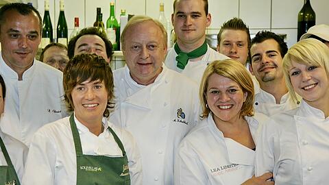 Kochten für einen guten Zweck: Alfons Schuhbeck (Mitte), Lea Linster und die mallorquinische Sterneköchin Macarena de Castro Martin (li.). 16.500 Euro fließen in Peter Maffays Tabaluga-Stifung.