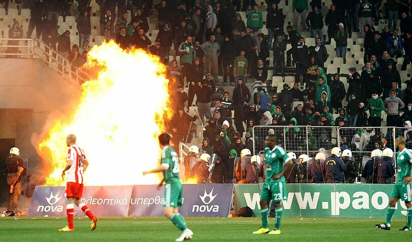Die
Spitzenpartie des Tabellenersten und Zweiten im Olympiastadion von
2004 musste elf Minuten vor dem Schlusspfiff beim Stand von 1:0 für
Olympiakos vorzeitig beendet werden.