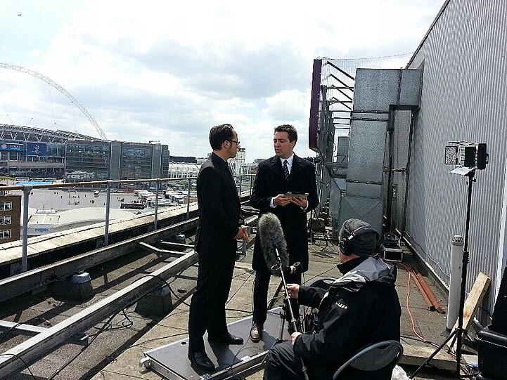 AZ-Reporter Patrick Strasser vor einem Interviewtermin mit Sky Sport HD in London.