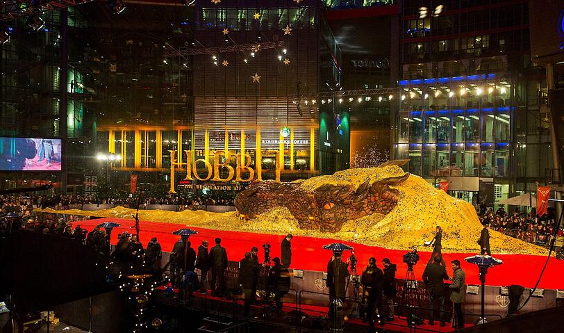 Ein riesiger Drache ist am am roten Teppich anlässlich der Europapremiere des Films "Der Hobbit - Smaugs Einöde" in Berlin aufgebaut.