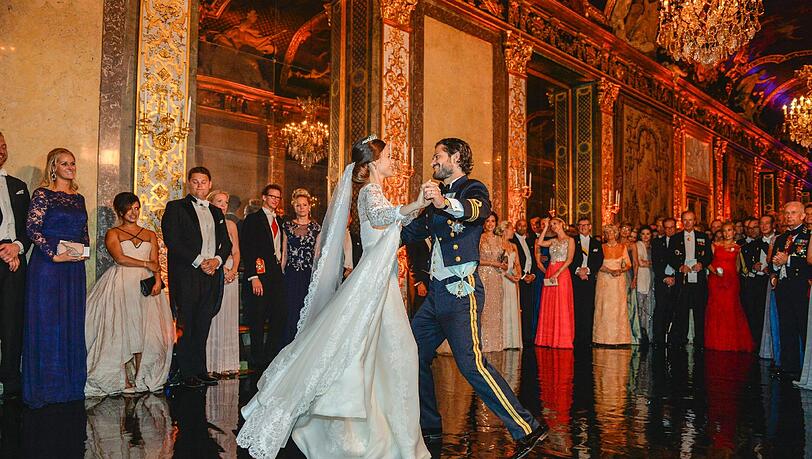 Der erste Tanz als Ehepaar: Prinz Carl Philip und Sofia Hellqvist Der erste Tanz als Ehepaar: Prinz Carl Philip und Sofia Hellqvist